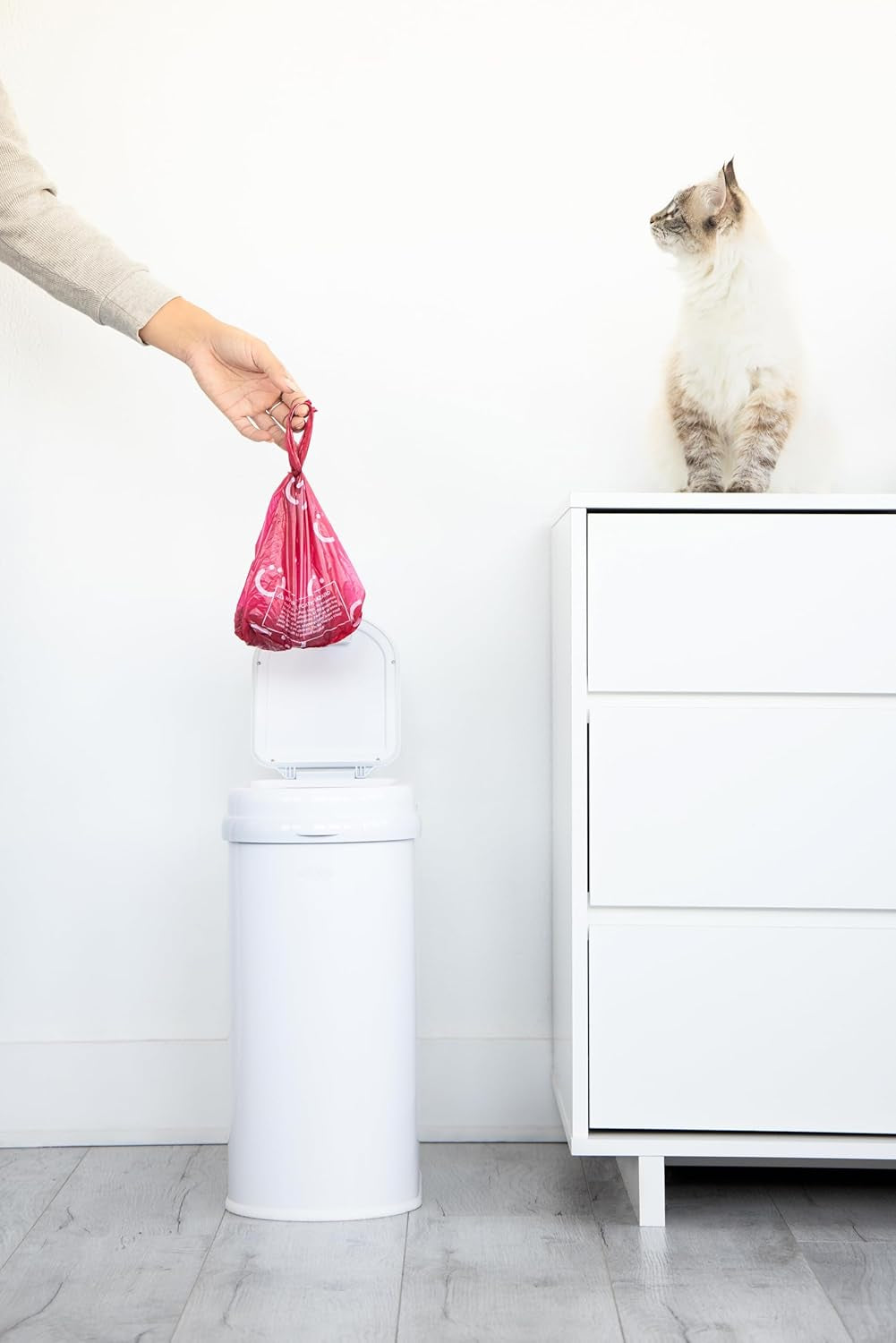 Ubbi Pet Waste Sacks, Lavender Scented Cat Litter Disposal Bags, Leak Proof and Easy Tie, 200 Count (Pack of 1)